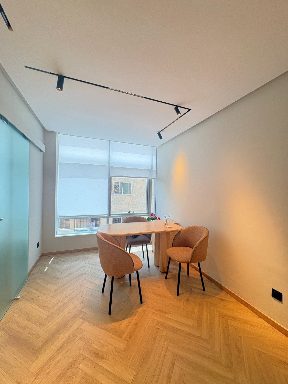 Espace enfant du cabinet à Casablanca — table de travail lumineuse près de la fenêtre