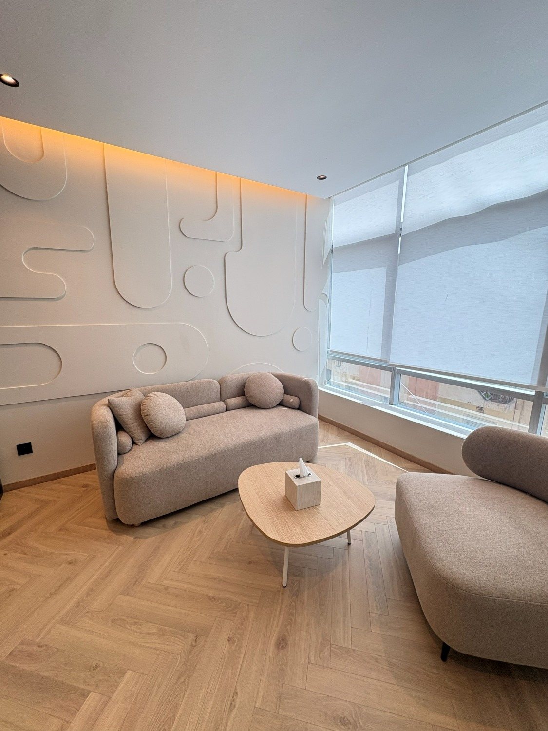 Espace de thérapie du cabinet à Casablanca — canapés confortables et lumière douce